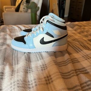 Air Jordan 1 Mid